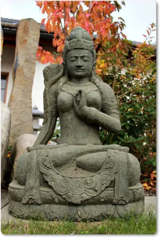 Skulptur Dewi Tara aus grüner Lava für den Garten
