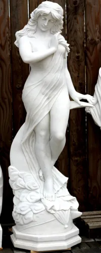 Statue der Mondgöttin Luna aus weißem Marmor