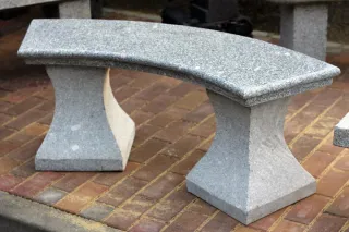 Steinbank Hamburg aus grauem Granit mit polierter Sitzfläche