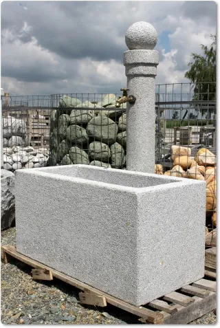 Steinbrunnen aus Granit in rechteckiger Form für die Gartengestaltung