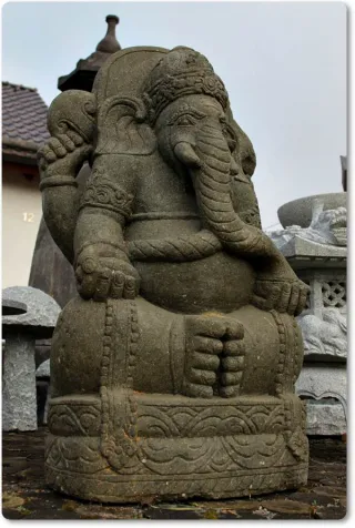 Steinfigur Ganesha aus grüner Lava für die Gartendekoration