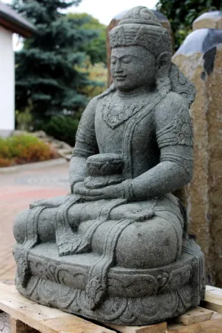 Steinfigur Vishnu in Ganzaufnahme für die individuelle Gartengestaltung