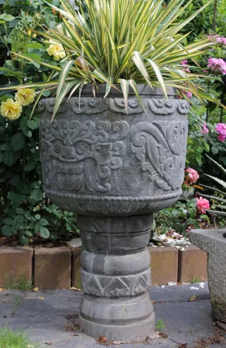 Steinkübel aus Lava mit Verzierungen für die Gartendekoration
