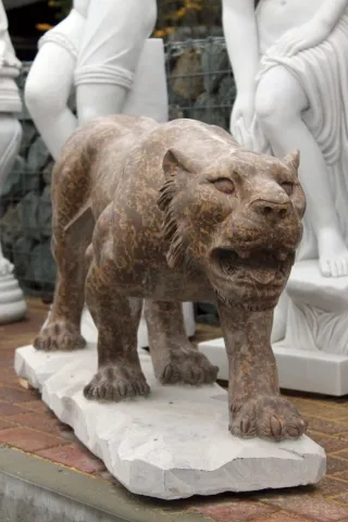 Tiger aus Kalkstein in Handarbeit gefertigt