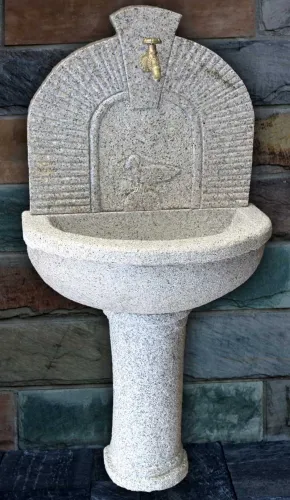 Wandbrunnen aus Granit mit Ornament
