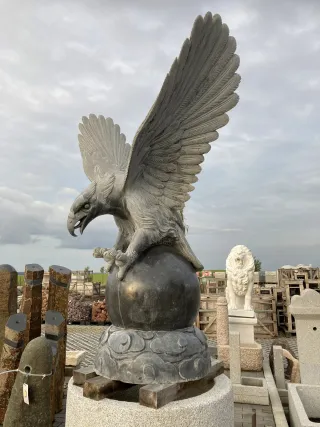 Adler mit Kugel
