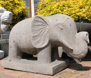 Elefant aus dem Naturstein Rhyolith