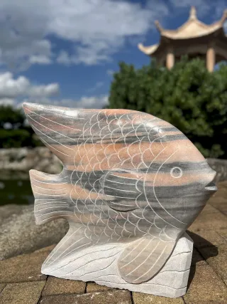 Fisch aus orangefarbenem Marmor ...
