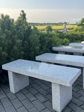 Gartenbank aus grauem Granit für den Garten oder die Terrasse