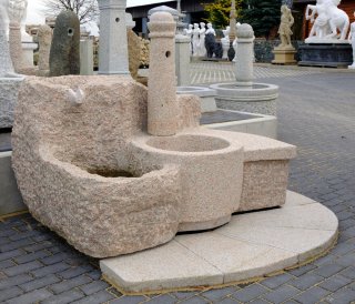 Granitbrunnen mit Bank