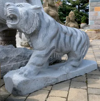 Großer Tiger aus grauem Granit