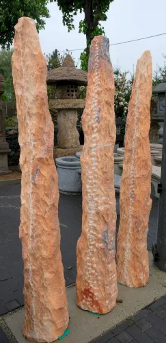 Menhir Stele aus rotem Marmor für die Gartendekoration