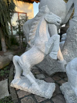 Schönes Pferd aus Granit