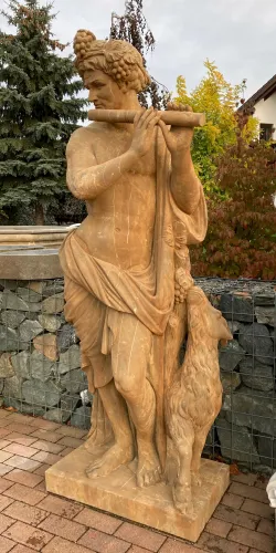 Skulptur des griechischen Gottes Dionysos mit Flöte