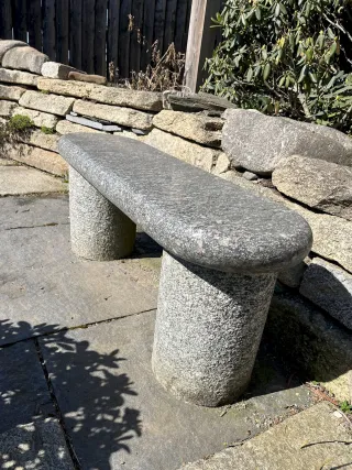 Steinbank Bonn für den Garten aus grünem Granit