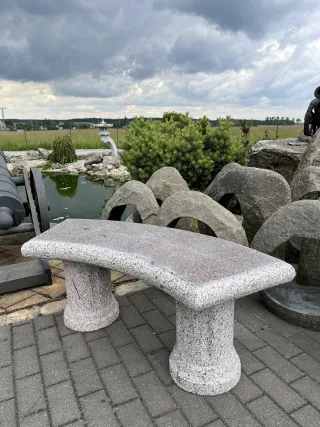 Steinbank Dresden mit geschwungener Sitzfläche für den Garten