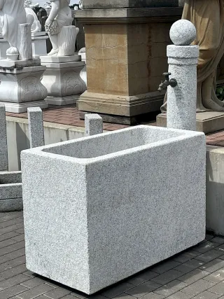 Steinbrunnen aus Granit in rechteckiger Form für die Gartengestaltung