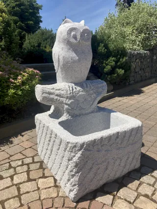 Steinkübel mit Eule