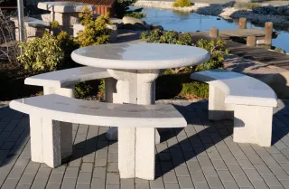 Steinmöbel aus Granit mit rundem Tisch und drei Sitzbänken